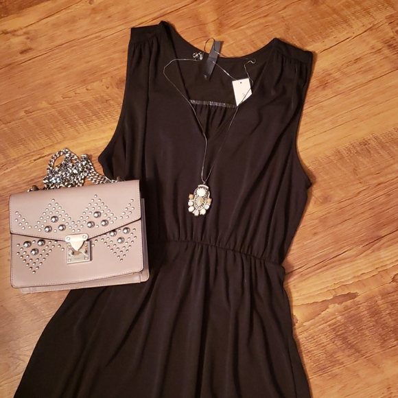 Francesca's Collections Dresses & Skirts - 🥳SALE Francesca 's black v neck dress